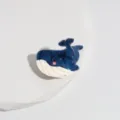 Gros plan de la jolie mini pince à cheveux en acétate baleine bleu foncé pour le style quotidien. - Baleine