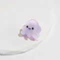 Gros plan détaillé d'une mini pince à cheveux mignonne poulpe violette en acétate. - Poulpe violet