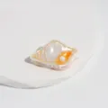 Vue détaillée d'une pince à cheveux coquillage perle, accessorio acétate mini coiffure. - Conque de Perle