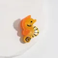 Détail de pince à cheveux en acétate hippocampe mignon, idéal pour frange et petits cheveux. - Hippocampe