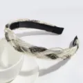 Prachtige strass gevlochten haarband, elegante champagnekleurige satijnen haarhoepel, detail. - Broken Wit