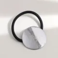 Minimalistischer Haargummi mit runder Metallplatte schwarzes elastisches Haarband für Damen. - Silber Rund