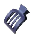 Primer plano detallado de una elegante pinza para el cabello cuadrada mate azul oscuro. - Azul