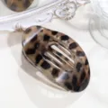 Nahaufnahme einer flachen ovalen Leo-Muster Haarklammer, stilvolles Schildpatt Accessoire. - Grau-Schwarzes Leopardmuster