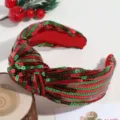 Detailopname van de rood-groene pailletten knoophaarband met feestelijke kerstdecoratie. - Brede Knoop Stijl / Volledige Pailletten Rood Groen
