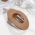 Nahaufnahme einer matten braunen ovalen Haarkralle mit hohlem Schlitzdesign für sicheres Styling. - Matt Khaki