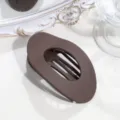 Braune matte flache ovale Haarklammer Nahaufnahme, minimalistischer Haar-Accessoire-Stil. - Matt Braun