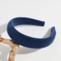Gedetailleerd uitzicht op donkerblauwe brede fluwelen spons hoofdband, elegant haaraccessoire. - 3cm / Blauw