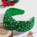 Primer plano de la diadema verde brillante con lentejuelas coloridas para fiestas. - Estilo Ancho Anudado / Flor Pequeña Verde