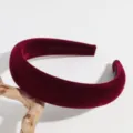 Close-up detail van de wijnrode fluwelen haarband, zachte textuur en elegante stijl. - 3cm / Bordeauxrood