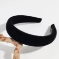 Detailopname van de zwarte fluwelen haarband, zachte textuur, elegant haaraccessoire. - 3cm / Zwart