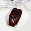 Dettaglio molletta per capelli a cuore tartarugato, design piatto per styling comodo e raccolti. - Leopardo Rosso
