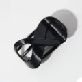 Detalle de pinza para el pelo negra de infinito, diseño minimalista elegante y cómodo. - Negro Brillante