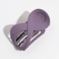 Detalle de la pinza de pelo mate morada, con forma geométrica para peinados elegantes diarios. - Púrpura