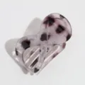 Vista detallada de la elegante pinza para el pelo en forma de 8 con carey estampado. - Estampado de Leopardo Gris