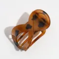 Elegante pinza para el pelo en forma de 8 con estampado de carey muy moderno. - Leopardo Amarillo