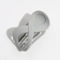 Vista detallada de la elegante pinza para el cabello gris mate en forma de 8, diseño minimalista. - Gris
