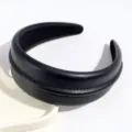 Diadema ancha de cuero negro para mujer, cintillo acolchado elegante con costuras visibles. - Negro Ancho