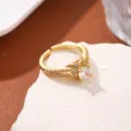 Elegante anello aperto placcato in oro con pietra centrale scintillante e cristalli pavé. - Fascia di Strass Multistrato con Pietra Principale Rotonda