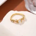 Anello aperto a farfalla bagnato oro con pietre di zirconio cubico scintillanti, gioiello elegante. - Stile Farfalla con Pietra Principale
