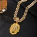 Gedetailleerde close-up van een gouden leeuwenkop hanger ketting met cubaanse ketting. - Hanger + Cubaanse Ketting / Goud