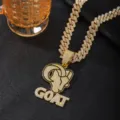 Primo piano della catena cubana ghiacciata con ciondolo capra e testo GOAT in stile hip hop. - Ciondolo con Catena Cubana (Oro)