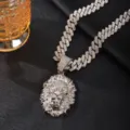 Close-up van een heren ijzig leeuwenkop hanger ketting met Cubaanse ketting, glanzend detail. - Hanger + Cubaanse Ketting / Zilver
