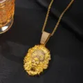 Gros plan détaillé d'un collier pendentif tête de lion doré style hip-hop pour homme tendance. - Pendentif + Chaîne Torsadée / Or
