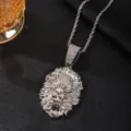 Gros plan detaille d'un collier pendentif tete de lion strass hip-hop argente tendance. - Pendentif + Chaîne Torsadée / Argent