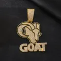 Primo piano del ciondolo capra dorato con zirconi scintillanti in un audace stile hip-hop. - Ciondolo Singolo (Oro) / solo ciondolo