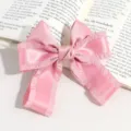 Dulce pinza de pelo con lazo de satén rosa y volantes, accesorio de cabello elegante para mujer. - Estilo de Lazo de Encaje de Satén / Rosa Festoneado