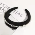 Cerchietto imbottito nero decorato con perle e strass, elegante accessorio per capelli da donna. - Nero Strass Perla