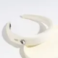 Cerchietto imbottito bianco con cristallo a cuore e dettaglio in metallo, accessorio chic. - Diamante Dal Cuore Bianco