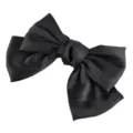 Primer plano detallado de una pinza para el pelo con lazo de satén negro, accesorio elegante. - Estilo de Lazo de Satén Clásico / Lazo Negro