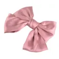 Detalle de pinza de pelo con lazo de satén rosa, diseño de tela brillante elegante y chic. - Estilo de Lazo de Satén Clásico / Lazo Rosa