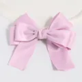 Dulce pinza de pelo con lazo de satén morado claro, elegante accesorio para peinado femenino. - Estilo 3D con borde festoneado / Violeta Claro