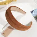 Diadema ancha marrón con efecto ante, tocado de pelo alto y elegante para mujer moderna. - Marrón Texturizado Ancho