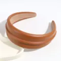 Diadema acolchada de cuero sintético marrón elegante, accesorio de cabello ancho de alta coronilla. - Marrón Ancho