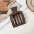 Pinza de pelo cuadrada marrón minimalista, elegante accesorio geométrico mate para el peinado diario. - Marrón