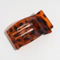 Detailansicht der modischen flachen quadratischen Haarklammer mit klassischem Schildpatt-Muster. - Glänzend Rot Leopard