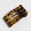 Detailansicht der stilvollen flachen quadratischen Haarklammer mit schickem Schildpattmuster. - Glänzend Gelb Leopard