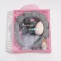 Detailed view of the wash headband, flower hair claw, makeup sponge and wristband gift set. - Lily Flower Set / Dark Gray