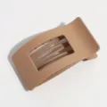Detailaufnahme der matten braunen Haarklammer mit glatter Textur und flacher rechteckiger Form. - Khaki