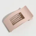 Minimalistische matte rosa quadratische Haarklammer Detailansicht, elegantes Accessoire. - Beige