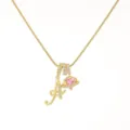 Elegante collana con catena a serpente dorata, lettera A e luminoso pendente cuore rosa. - Lettera A