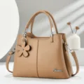 Elegante borsa a mano in pelle cachi con grazioso ciondolo a fiore, manico e tracolla. - Kaki