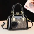Chic borsa a mano in pelle verniciata con motivo monogramma, ciondolo floreale e chiusura sicura. - Marrone chiaro