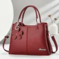 Borsa a mano in pelle bordeaux con motivo litchi e ciondolo floreale, elegante borsa. - Bordeaux