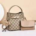 Sac seau monogramme classique avec fermoir, sac à main élégant pour femme avec pendentif ours. - Kaki