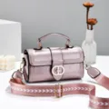 Stijlvolle roze metallic handtas met brede schouderriem en een erg chique sluiting. - Glitterpoeder